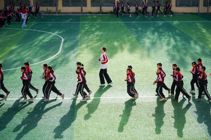 2025年4月24日，在新疆克州阿圖什市哈拉峻鄉(xiāng)謝依特小學(xué)，支教教師帶領(lǐng)學(xué)生晨跑。新華社記者 徐宏巖 攝