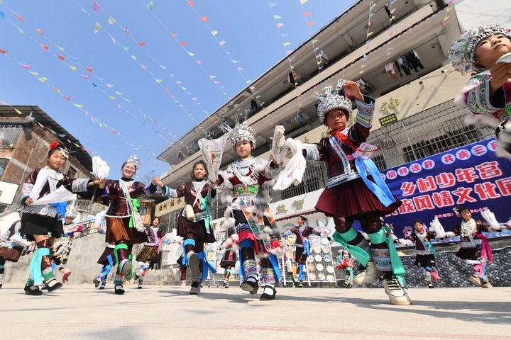 2025年3月25日，廣西柳州市融水苗族自治縣桿洞鄉(xiāng)中心小學(xué)學(xué)生在跳蘆笙踩堂舞。新華社記者 黃孝邦 攝