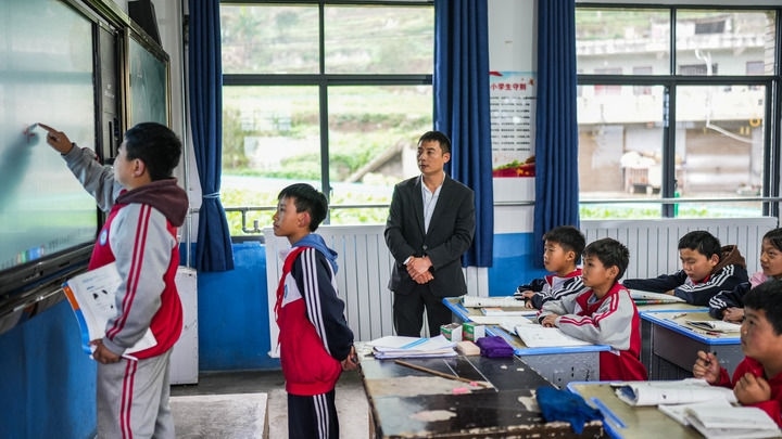 2024年11月21日，在地處烏蒙山區(qū)的貴州省六盤水市水城區(qū)亮巖小學(xué)，學(xué)生在供暖的教室內(nèi)學(xué)習(xí)。新華社記者 陶亮 攝