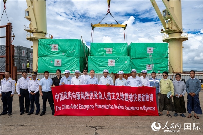 5月25日，中國(guó)駐緬甸大使館參贊歐陽(yáng)道冰、仰光省首席部長(zhǎng)梭登及緬有關(guān)部門官員出席援緬第十五批緊急人道主義地震救災(zāi)物資交接儀式。人民網(wǎng)記者謝佳君攝