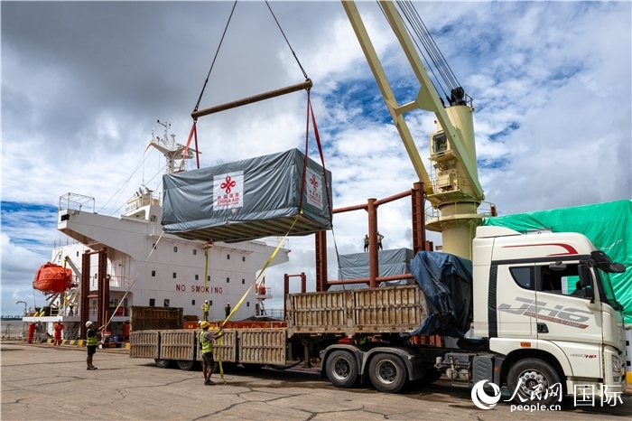 5月25日，當(dāng)?shù)毓と嗽诟劭趶呢涊喩闲遁d援緬第十五批緊急人道主義地震救災(zāi)物資。人民網(wǎng)記者謝佳君攝