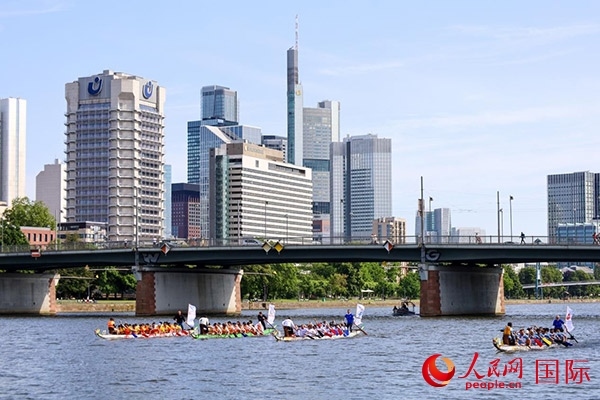 龍舟賽隊伍奮力揮槳、破浪前行。人民網 依琳攝