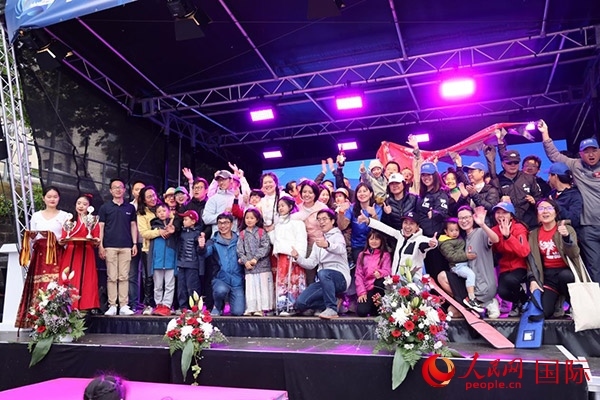 獲獎選手們上臺領獎并合影留念。人民網記者 劉仲華攝