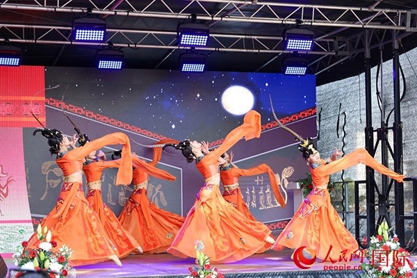 美因河畔的舞臺上中國傳統(tǒng)舞蹈精彩上演。人民網 依琳攝