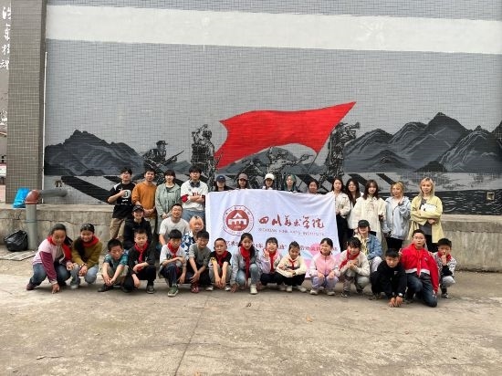 “行動中的課堂：探尋茶馬古道紅色印記”工作坊與當(dāng)?shù)匦W(xué)生共同創(chuàng)作主題壁畫。