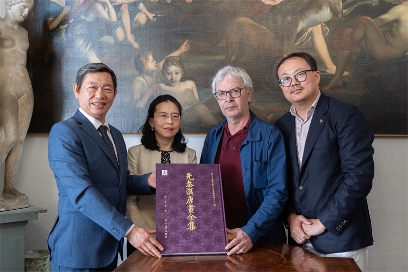 圖片說明：捐贈儀式現(xiàn)場。 張錫琪攝