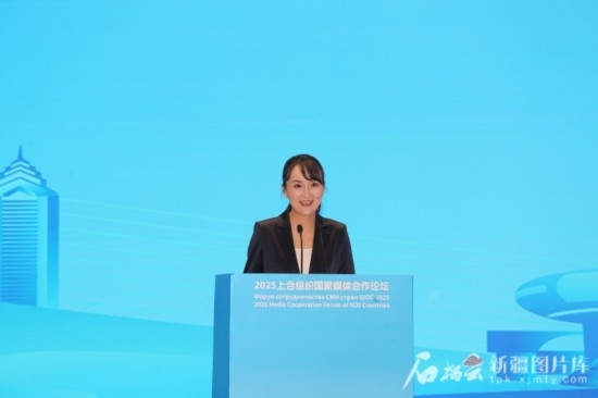 5月23日，在2025上合組織國家媒體合作論壇青年文化交流營活動中，人民日報社記者阿爾達克·塔巴拉克發(fā)言。石榴云/新疆日報記者 李雄心攝