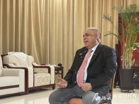 上合組織副秘書長索海爾·汗在專訪中。石榴云/新疆日報記者 劉翔攝