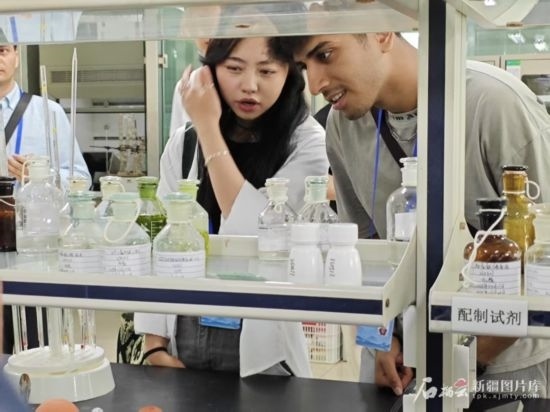 5月26日，2025上合組織國家媒體合作論壇嘉賓參觀新奇康藥業(yè)股份有限公司實驗室。石榴云/新疆日報記者 宋海波攝