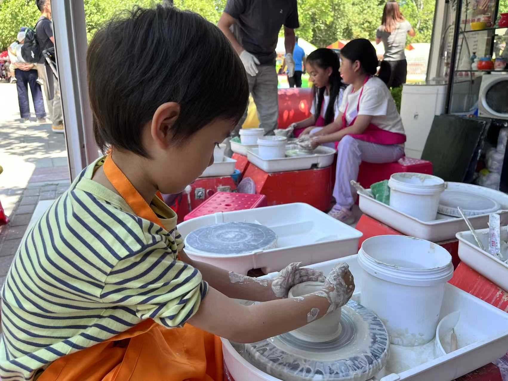 “小”游客在體驗陶藝制作。人民網(wǎng)記者 李楠樺攝