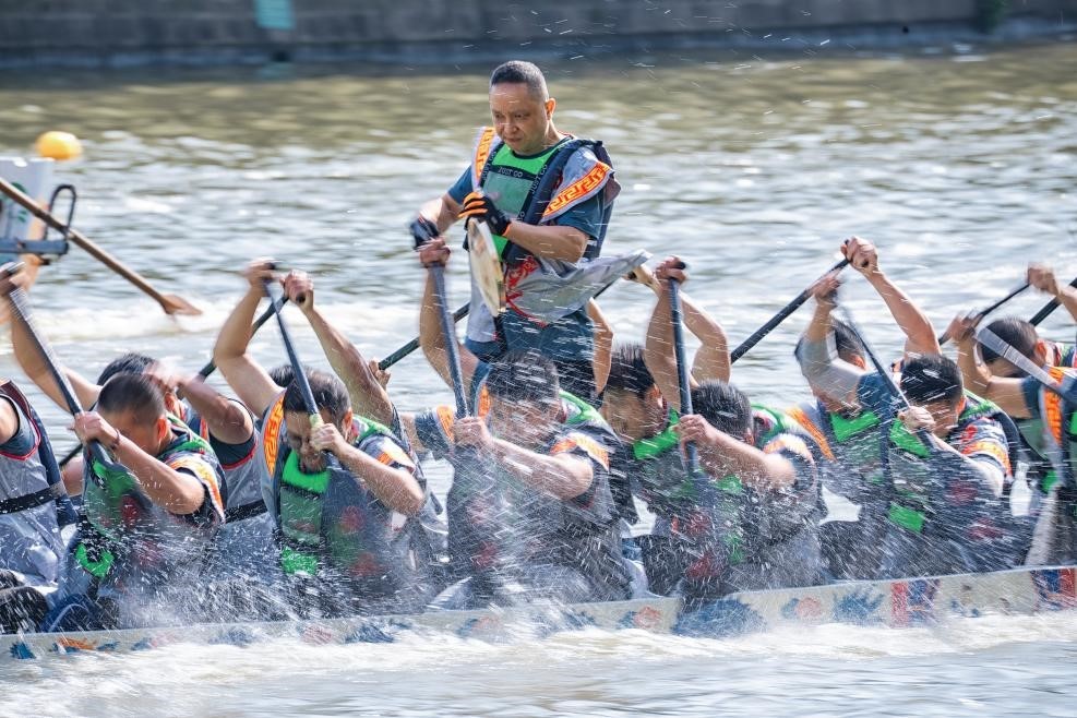 2025年5月27日，浙江寧波云龍鎮(zhèn)，首屆“我們的節(jié)日?端午看云龍”農(nóng)民龍舟邀請(qǐng)賽舉行。（圖片來(lái)源：視覺(jué)中國(guó)）