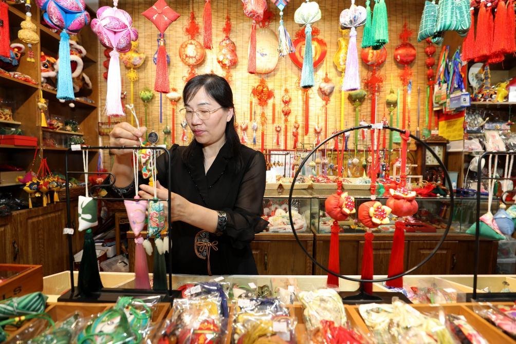 2025年5月25日，安徽省淮北市，非遺香包上貨架。（圖片來(lái)源：視覺(jué)中國(guó)）