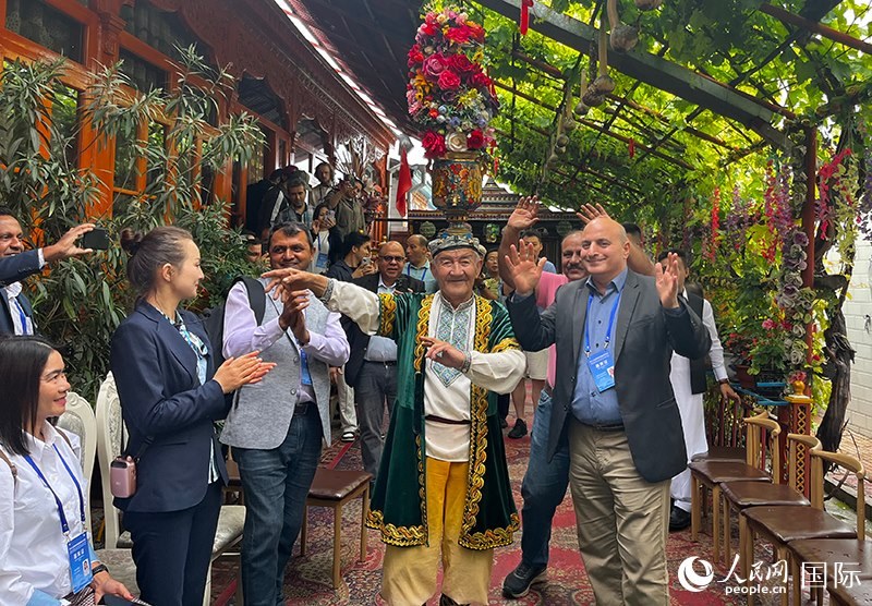 5月24日，外國媒體人在伊寧市喀贊其民俗旅游區(qū)參觀體驗。 人民網(wǎng)記者 翟轉麗攝