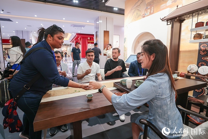 5月25日，外國媒體人在霍爾果斯國際邊境合作中心中國文化館參觀。人民網(wǎng)記者 張武軍攝