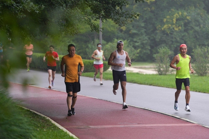 2024年7月14日，市民在北京中軸線延長線上的奧林匹克森林公園運動鍛煉。