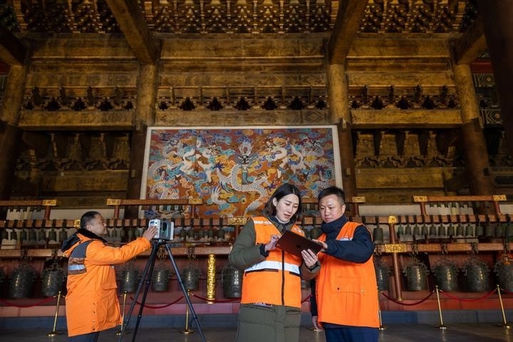 北京市測繪設計研究院團隊在太廟測繪（2023年2月19日攝）。2020年9月起，北京市測繪設計研究院的技術團隊開展了北京中軸線遺產(chǎn)點實地測繪，從文物保護、環(huán)境整治、文物騰退等方面為北京中軸線申遺提供空間數(shù)據(jù)底板。