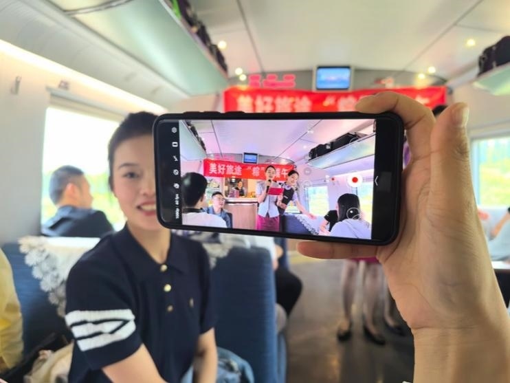 在活動(dòng)中，旅客紛紛舉起手機(jī)拍攝。顏笑攝