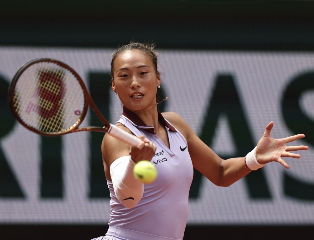 6月1日，鄭欽文在比賽中回球。新華社記者 李京 攝