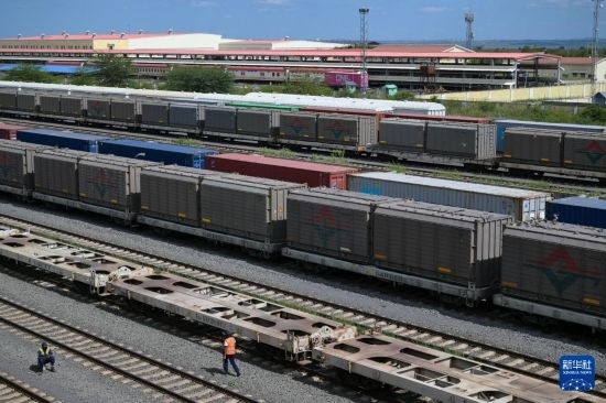 5月31日，在蒙內(nèi)鐵路內(nèi)羅畢站到發(fā)場(chǎng)，鐵路工人在鐵道旁巡檢。新華社記者 楊光 攝