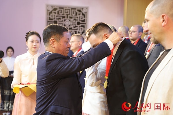 中國(guó)駐俄羅斯大使張漢暉為獲獎(jiǎng)?wù)哳C獎(jiǎng)。人民網(wǎng)記者 肖新新攝