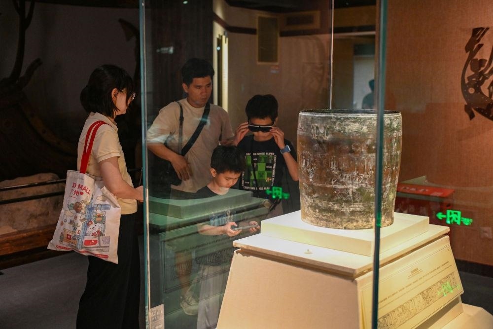 △2025年5月18日，游客在廣東廣州南越王博物院（王墓展區(qū)）體驗AR眼鏡智慧導(dǎo)覽服務(wù)。