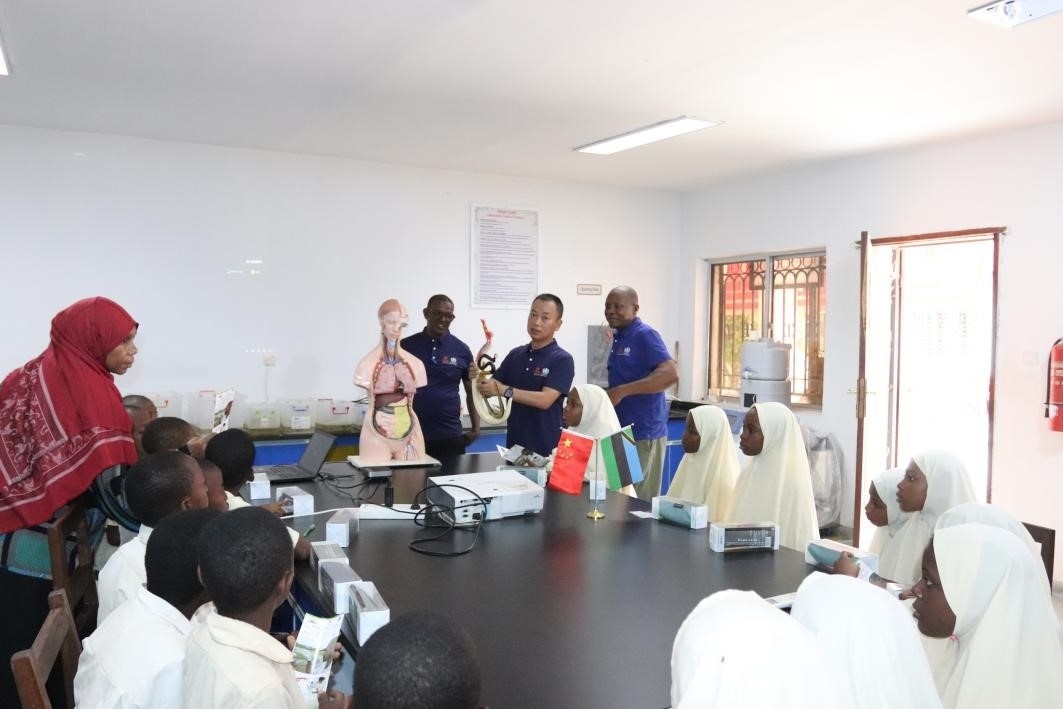 血吸蟲病健康教育講座。施亮攝