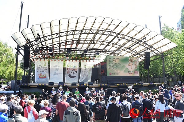 中瑞民眾歡聚國王花園廣場共慶端午佳節(jié)。人民網(wǎng)記者 殷淼攝