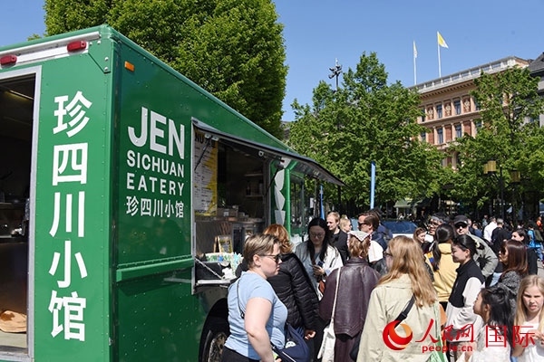 中國美食攤。人民網(wǎng)記者 殷淼攝