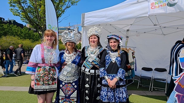 體驗苗族傳統(tǒng)服飾。人民網(wǎng)記者 殷淼