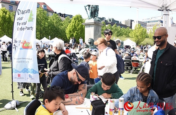 體驗熊貓彩繪活動。人民網(wǎng)記者 殷淼攝