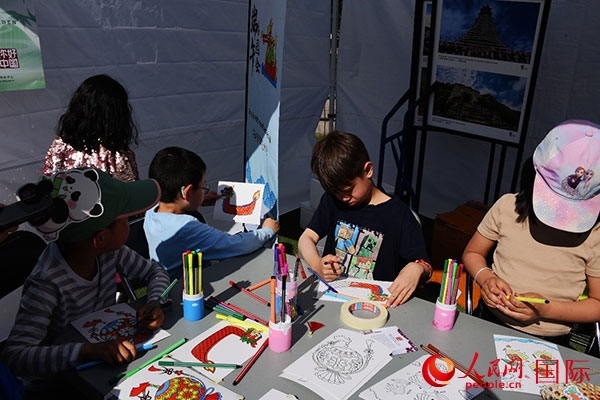 端午文化體驗—龍舟圖片填色。人民網(wǎng)記者 殷淼攝