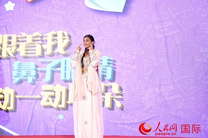 演唱中文歌曲。人民網(wǎng)記者任皓宇攝