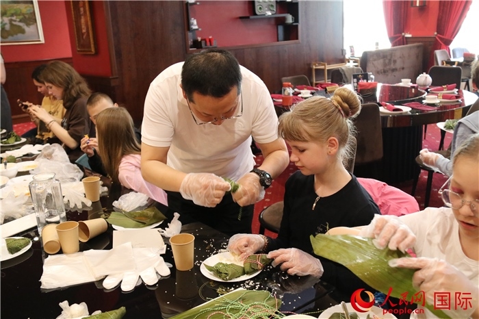 烏克蘭兒童學(xué)習(xí)體驗(yàn)包粽子。人民網(wǎng)記者蔡子暢攝