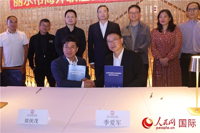 浙江省青田華僑實驗高級中學與巴西里約中國國際學校在座談會上締結(jié)為友好學校，青田縣人民政府僑務辦公室主任季愛軍和擔任巴西里約中國國際學校董事長的鄭俠茂作為代表簽署協(xié)議。 人民網(wǎng)記者 時元皓攝