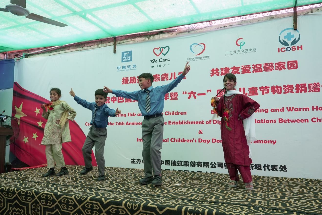 受捐孤兒在活動現(xiàn)場表演自己創(chuàng)作的舞蹈節(jié)目。瓦加斯·阿赫邁德攝