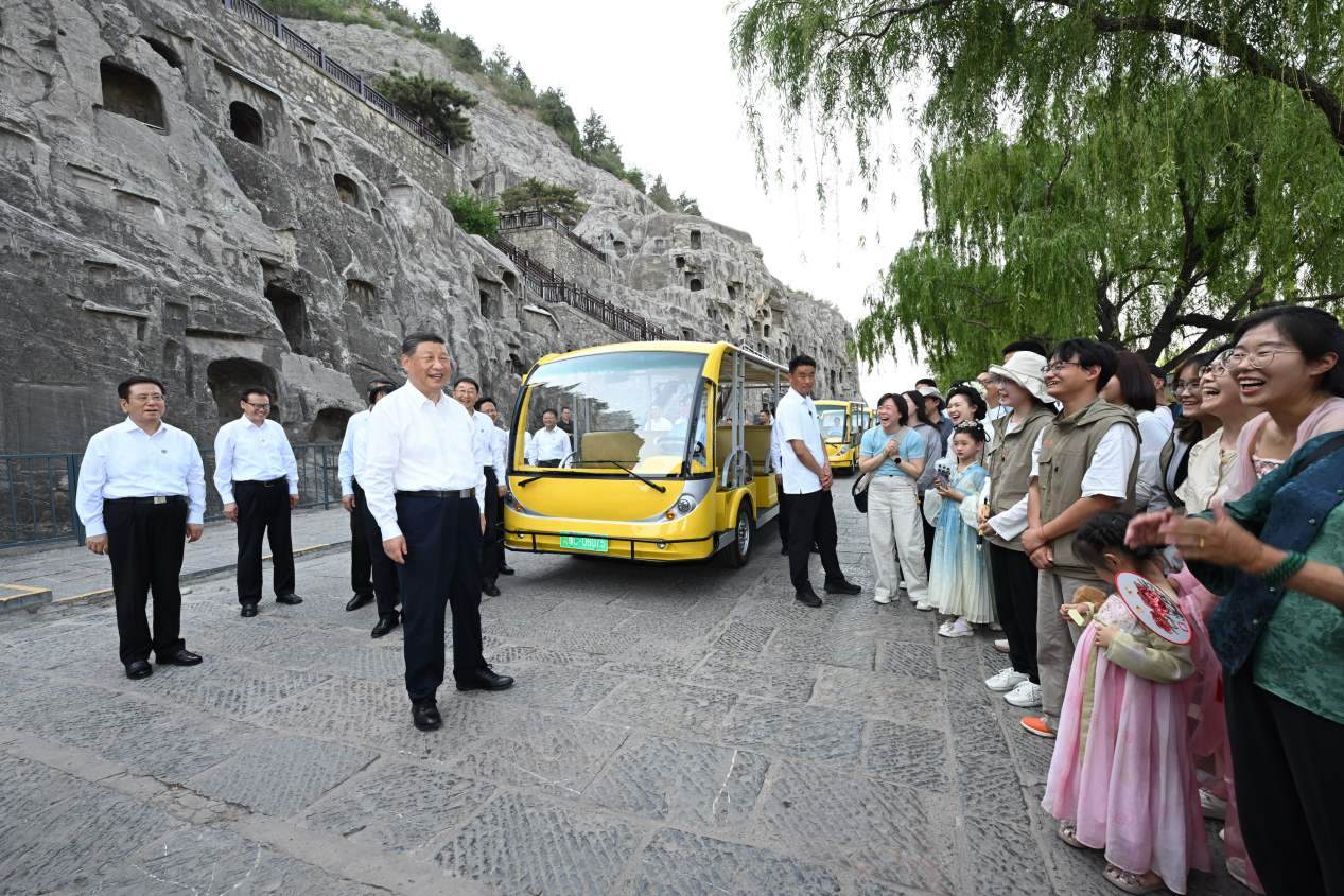 5月19日，習(xí)近平在洛陽(yáng)龍門石窟考察時(shí)，同游客親切交流。