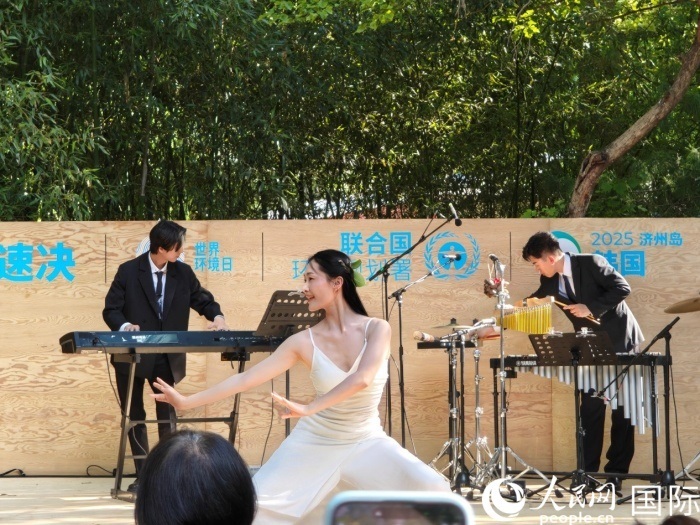 《舞，自然》舞蹈表演。人民網(wǎng)記者 李明攝