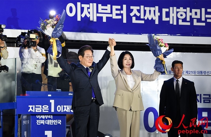 6月4日凌晨，確定當選韓國總統(tǒng)的李在明舉手向歡呼的支持者們致意。 人民網(wǎng) 康炯彬攝