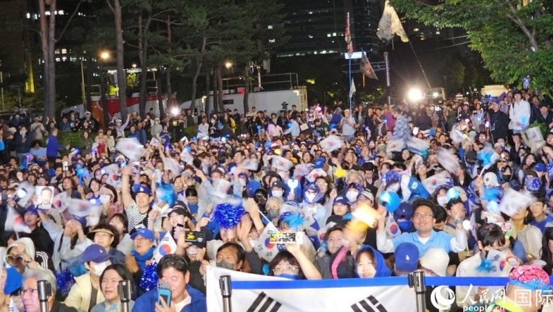 當(dāng)?shù)貢r(shí)間4日凌晨，李在明支持者們聚集在國(guó)會(huì)前等待計(jì)票結(jié)果。人民網(wǎng) 柳美鉉攝