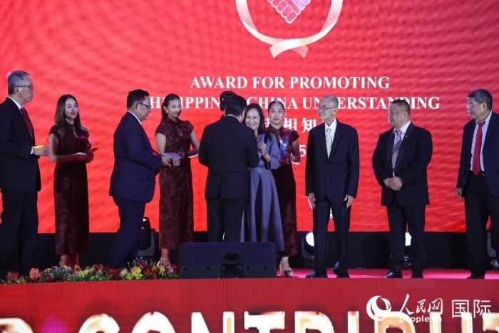 黃溪連大使給榮獲“重要貢獻(xiàn)獎(jiǎng)”的奎松市市長喬伊·貝蒙蒂等人頒獎(jiǎng)。人民網(wǎng)記者 樊帆攝