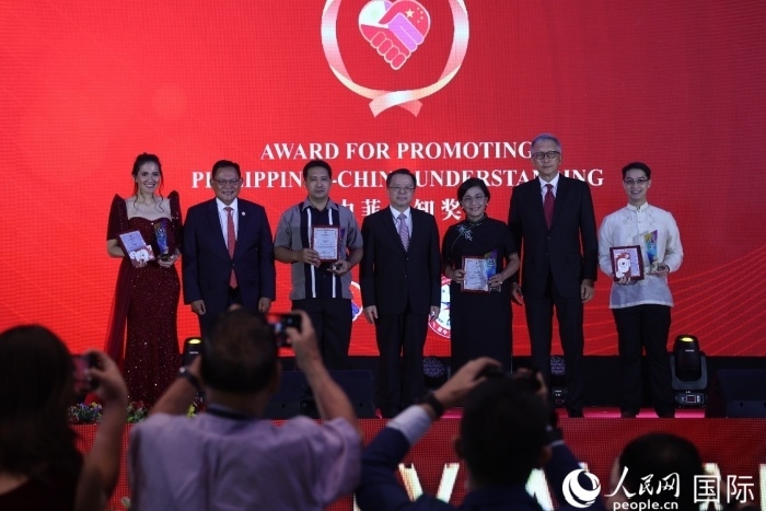 黃溪連大使和菲中了解協(xié)會主席與榮獲“友誼獎(jiǎng)”的獲獎(jiǎng)?wù)吆嫌傲裟?。人民網(wǎng)記者 樊帆攝