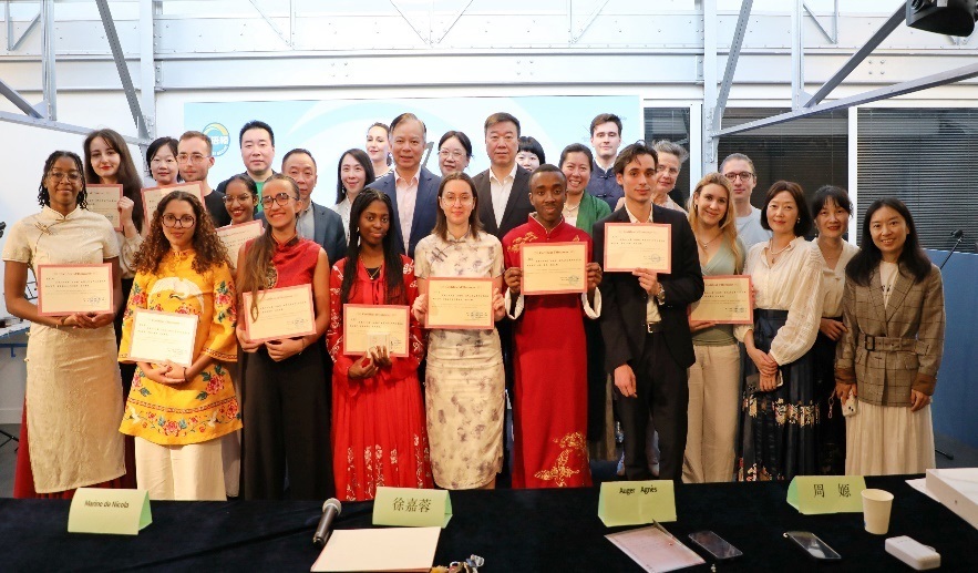 圖1：中國駐法使館公使陳力、教育公參周家貴與比賽師生、評委合影（圖片：巴黎西岱大學孔子學院）